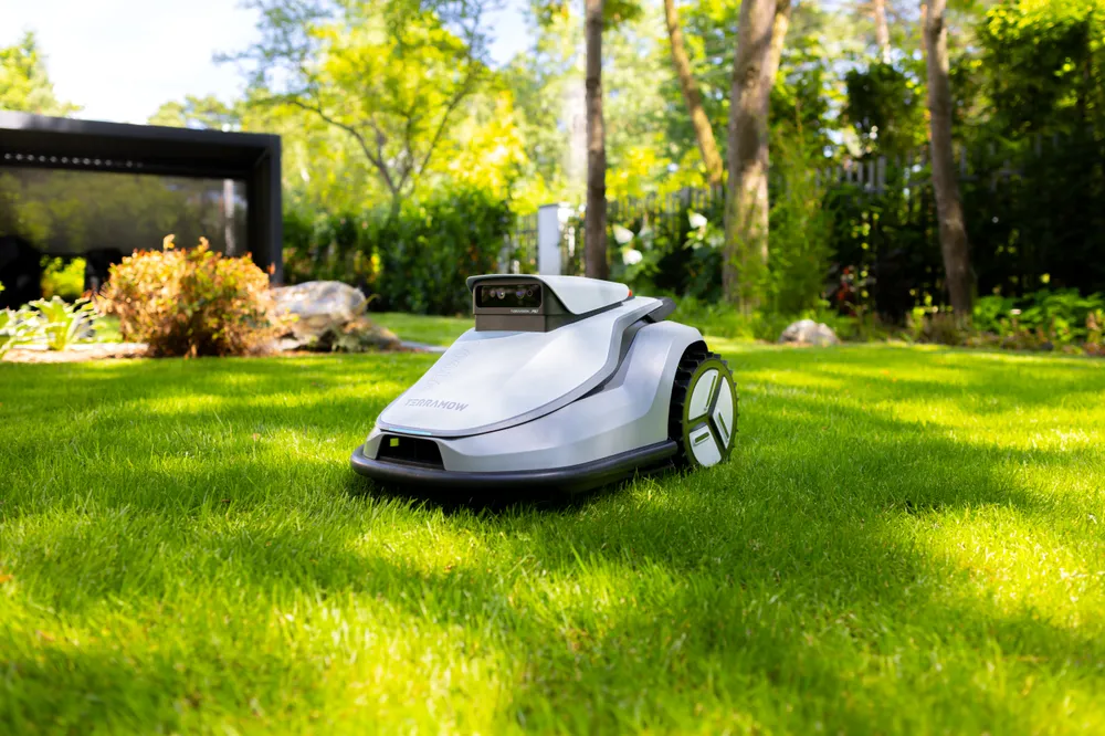Technik z robotem koszącym